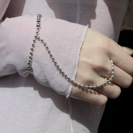 Pome ballchain finger bracelet