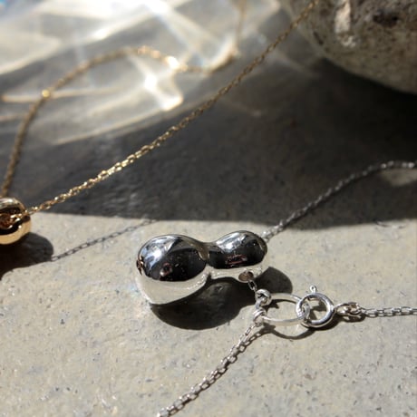Metal pearl necklace