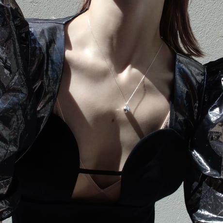 Moist drop single necklace
