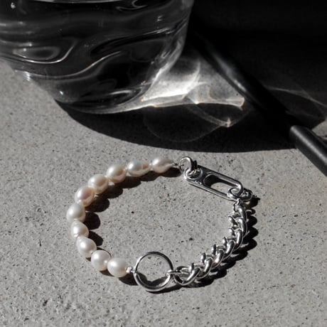Clip frame pearl bracelet
