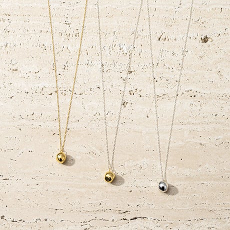 Moist drop single necklace
