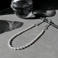 Clip frame pearl necklace