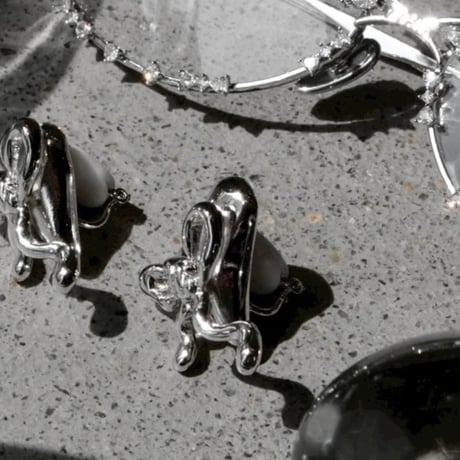 Distort ribbon earring