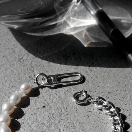 Clip frame pearl bracelet