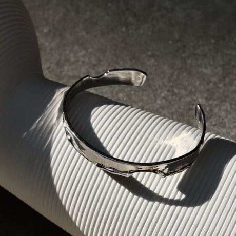 Moon surface slim bangle (one color)