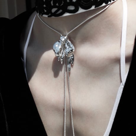 Ribbon loop necklace