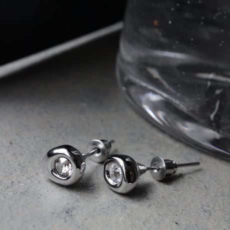 Dark metal pierce
