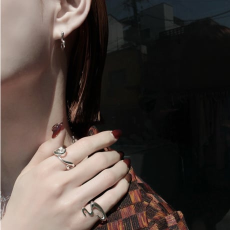 Virtual hook hoop pierce