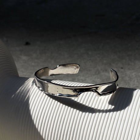 Moon surface slim bangle (one color)