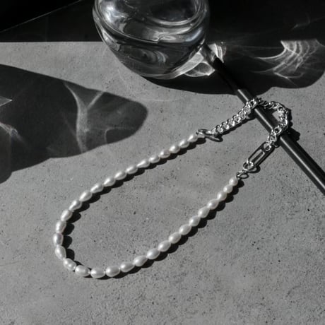 Clip frame pearl necklace