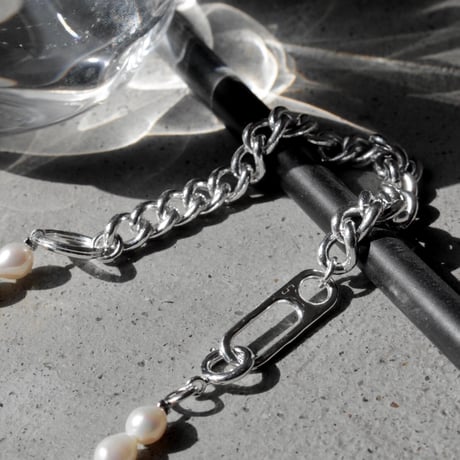 Clip frame pearl necklace