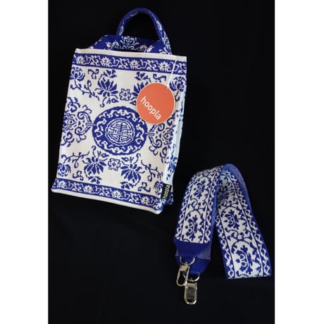 人気！！＜予約商品＞【香港 ☆ Hoopla HK】「青花瓷圖案」直版紙袋型手袋   /  China Porcelain Vertical Book Tote  #R022713R