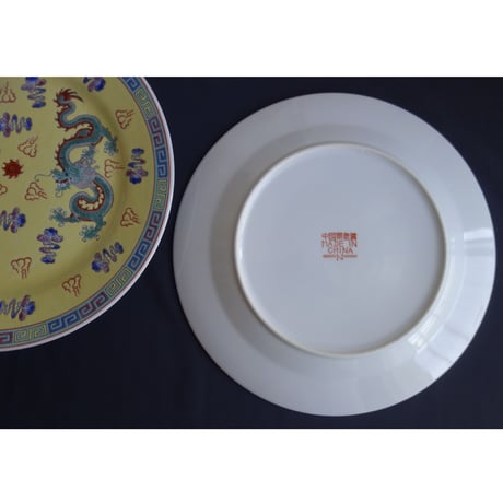 【香港☆中国景徳鎮】直径23cmやや大き目（黄）龍柄の綺麗な色の皿 / 料理が映えます！ #3012134R