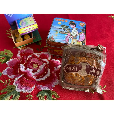 ＜予約販売＞【香港☆奇華餅家】2024年　月餅♡Moon Cake  /  迷你蛋黄金黄蓮蓉月 #R408232N