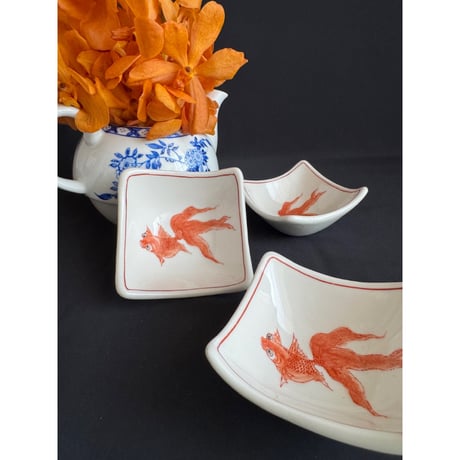【香港☆粵東磁廠】手描き＜金魚＞深さのある小鉢  /　Yuet Tung China Works  #502276N