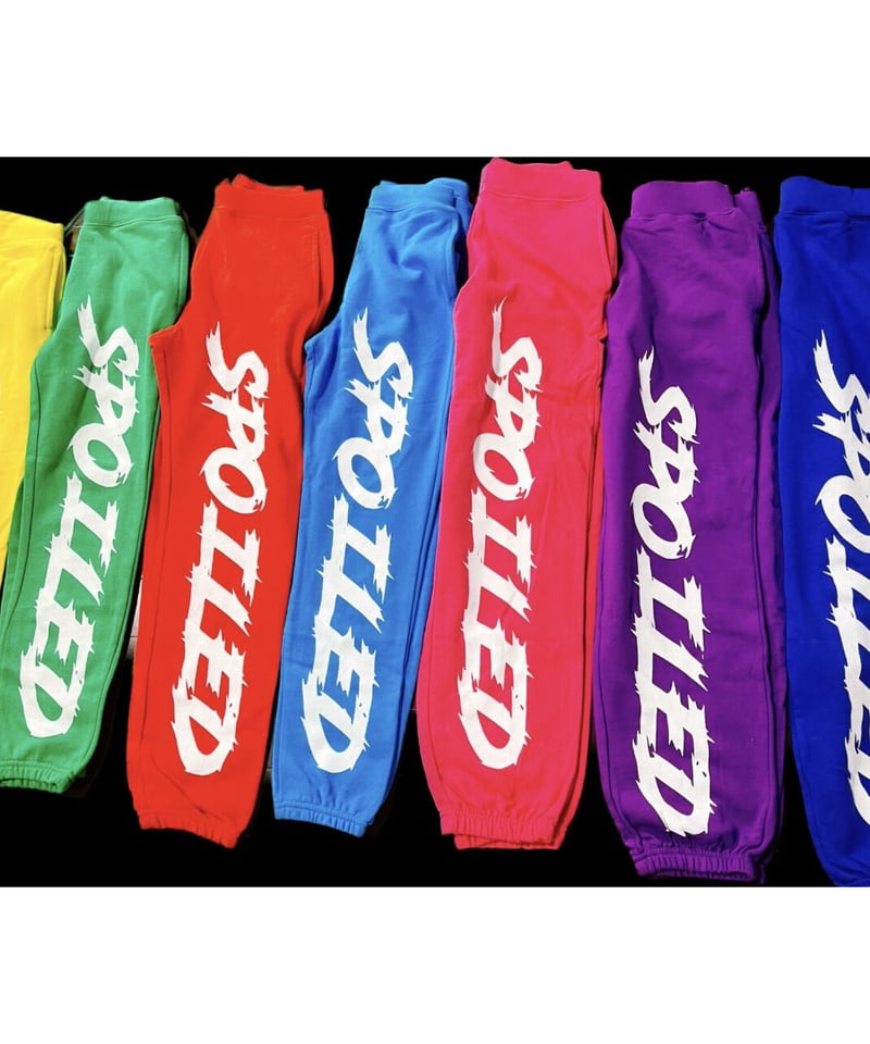 グレー スウェットパンツ 赤いパッチ 金色ロゴ グレー スウェットパンツ 赤いパッチ 金色ロゴ グレー スウェット