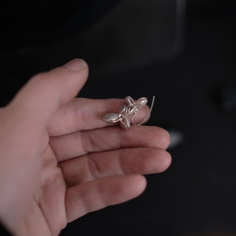 ヤマノイモのタネ　2粒　silver pierce （片耳）