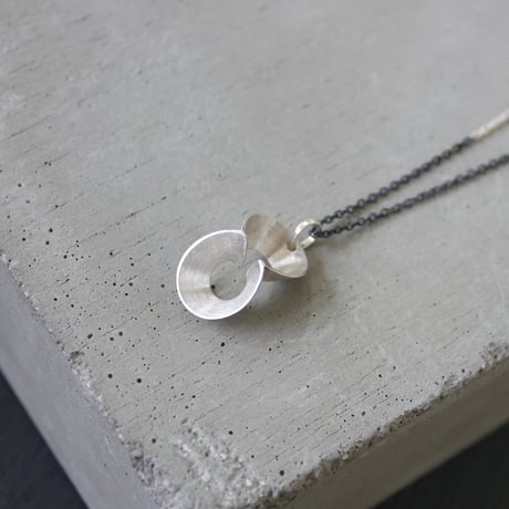 pump (S) silver necklace