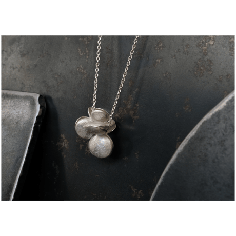 ヤマノイモのタネ　2粒　silver necklace