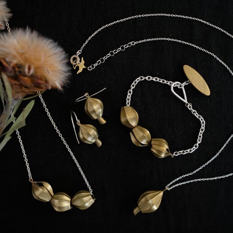 アサツキのつぼみ　3個　Brass Necklace