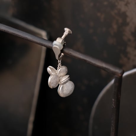 ヤマノイモのタネ2粒 earing （片耳）