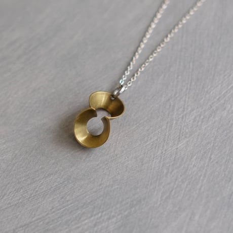 pump (S) brass necklace