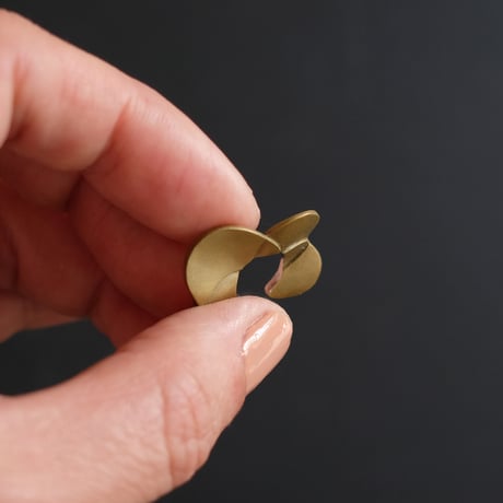 Petal　brass earcuff
