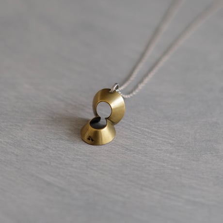 pump (S) brass necklace