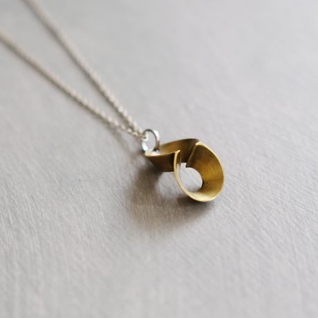 pump (S) brass necklace