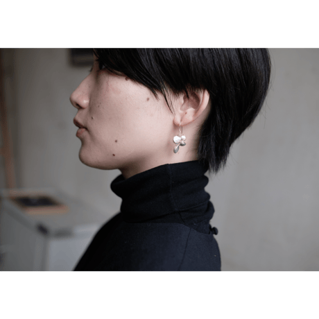 ヤマノイモのタネ　2粒　silver pierce （片耳）
