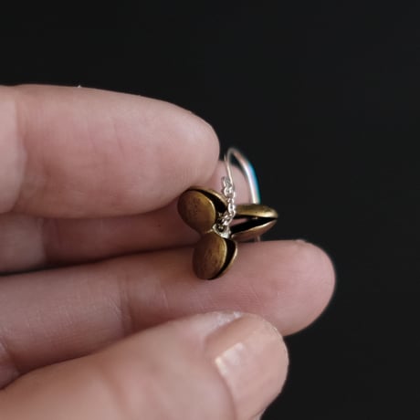 ヤマノイモのタネ M brass pierce （片耳）