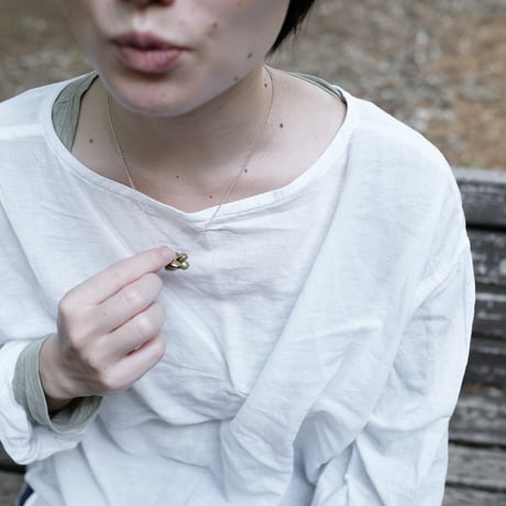 ヤマノイモのタネ　2粒　brass necklace