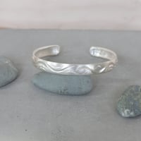鶫 tsugumi 銀小物製作所　シルバー925 オープンバングル さざなみ Umi bangle | 鶫 tsugumi 銀小物製作所 online store