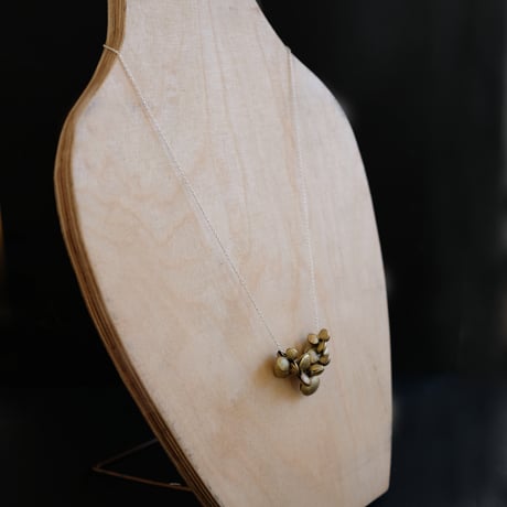 ヤマノイモのタネ　7粒　brass necklace