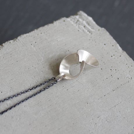 pump (S) silver necklace