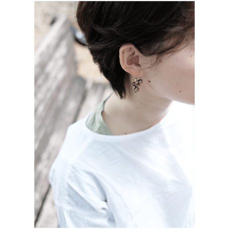 ヤマノイモのタネ　2粒　brass pierce （片耳）
