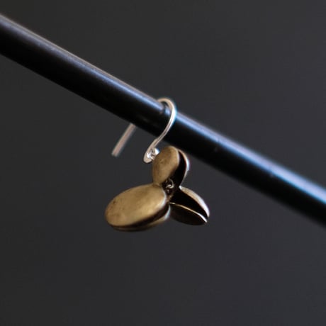 ヤマノイモのタネ M brass pierce （片耳）