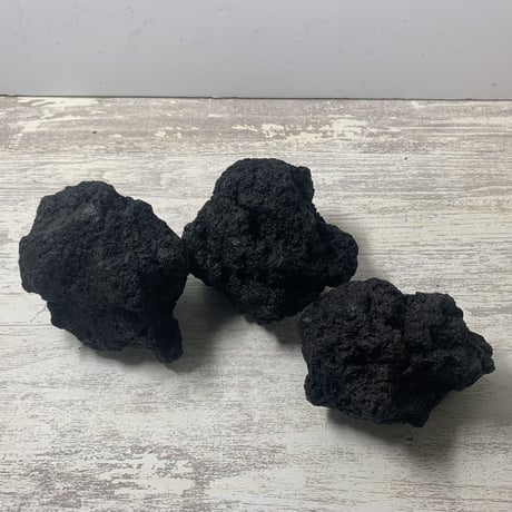 ブラック溶岩石Mサイズ   (約10cm〜15cm)　 ３個セット