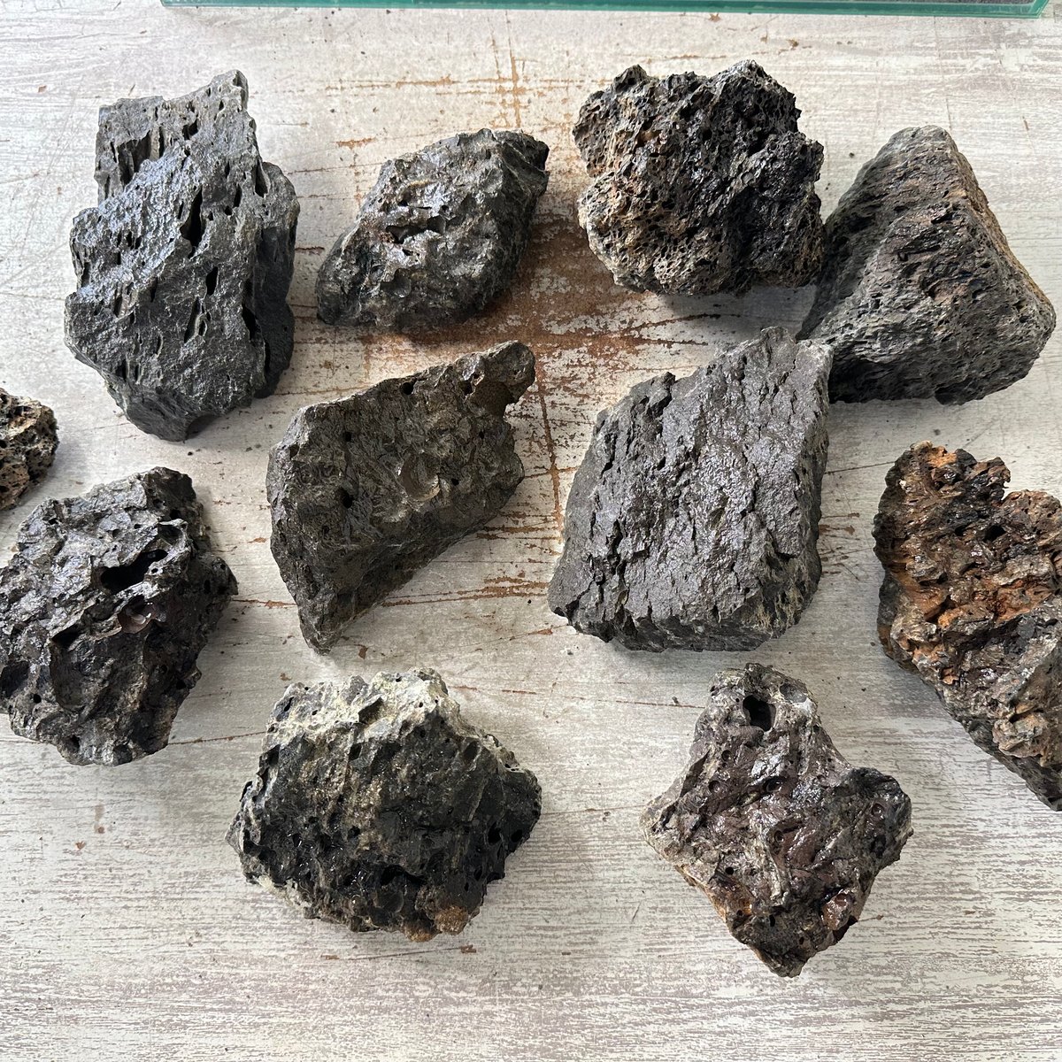 火山岩石MIX(在庫限定）約8KG量り売り 現物撮影. No.6514 （小石