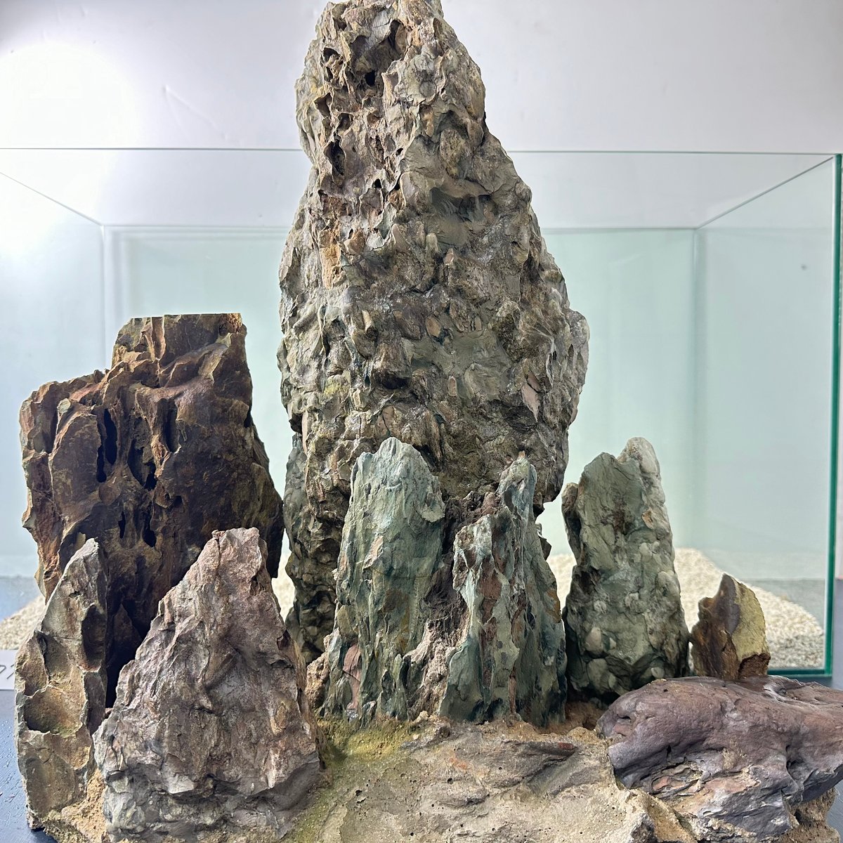 超BIG気孔石山（美型） 一点物の水槽オブジェ No. 5077 (60cm水槽)(W約