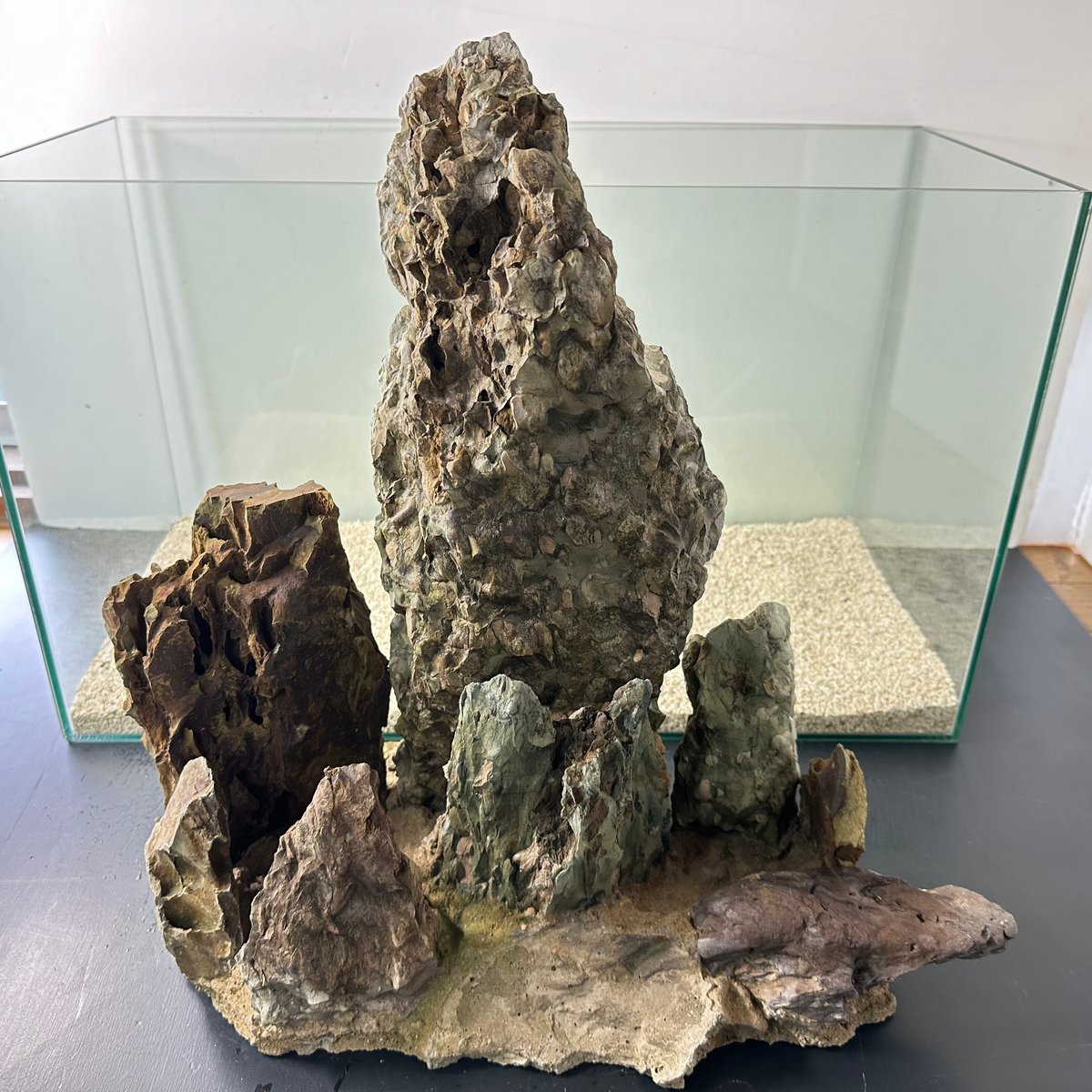 超BIG気孔石山（美型） 一点物の水槽オブジェ No. 5077 (60cm水槽)(W約