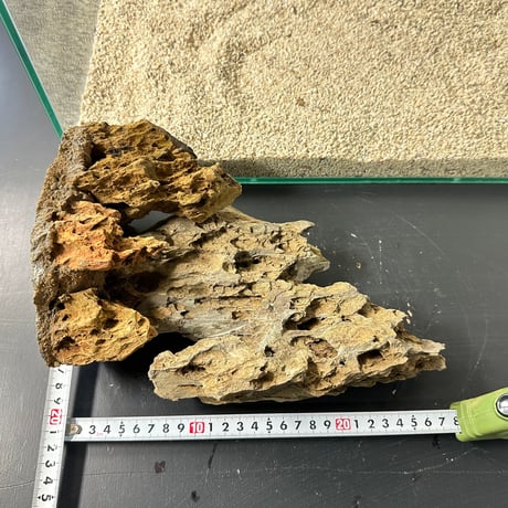 気孔石山（美型） 一点物の水槽オブジェ No. 5072  (45cm水槽)(W約20cm/H約28cm)