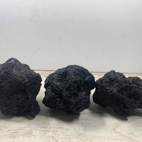ブラック溶岩石Mサイズ   (約10cm〜15cm)　 ３個セット