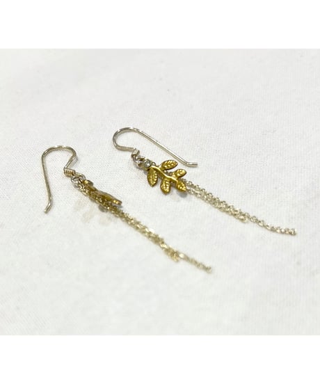 nina des criquets/Small leaf motif zirconia earrings/4sp-02G