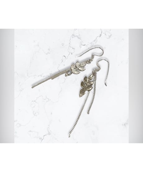 nina des criquets/Small leaf motif zirconia earrings/4sp-02Si