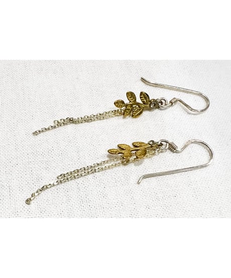 nina des criquets/Small leaf motif zirconia earrings/4sp-02G