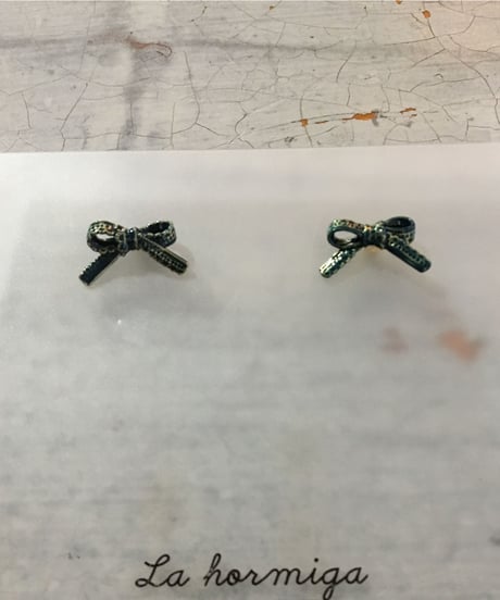 La Hormiga ピアス/ネイビーリボン