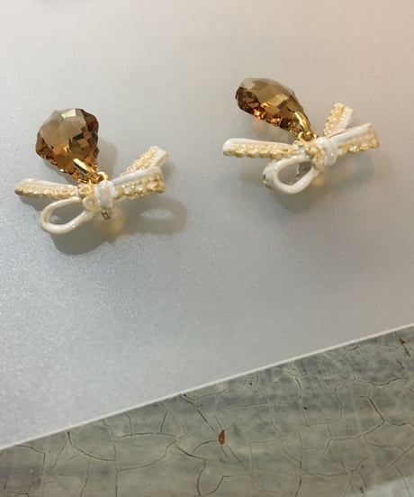 La Hormiga ピアス/ドロップホワイトリボン