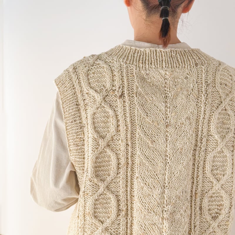 糸キット「ゆったりサイズのVネックベスト」B50-02 | 手編みのお店 / SPOOL