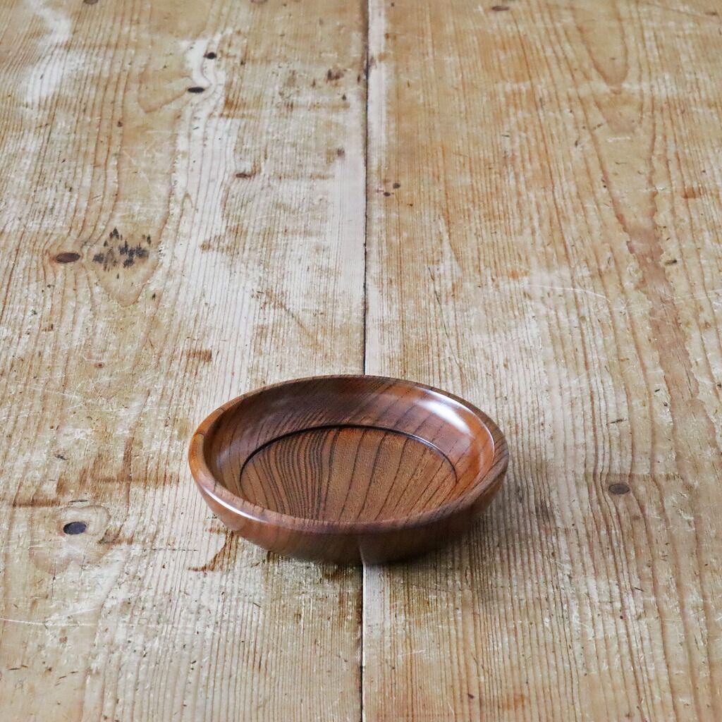 栃木材を用いてロクロで挽いた盛器盛皿拭き漆仕上げ